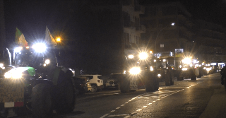 Pesaro - Protesta agricoltori, cittadini sui terrazzi al passaggio serale dei trattori